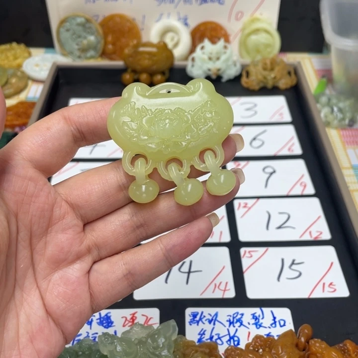 兮***子合金蛇纹石玉颈饰