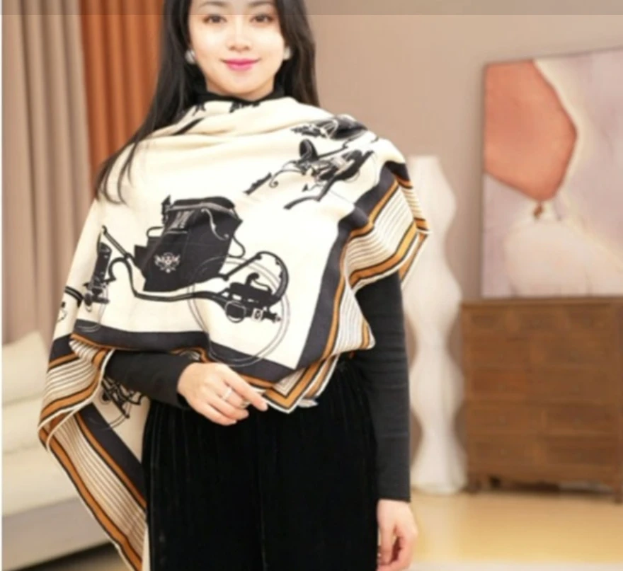 RX140丝绒方巾-粉杏马车气质白色时尚百搭女士