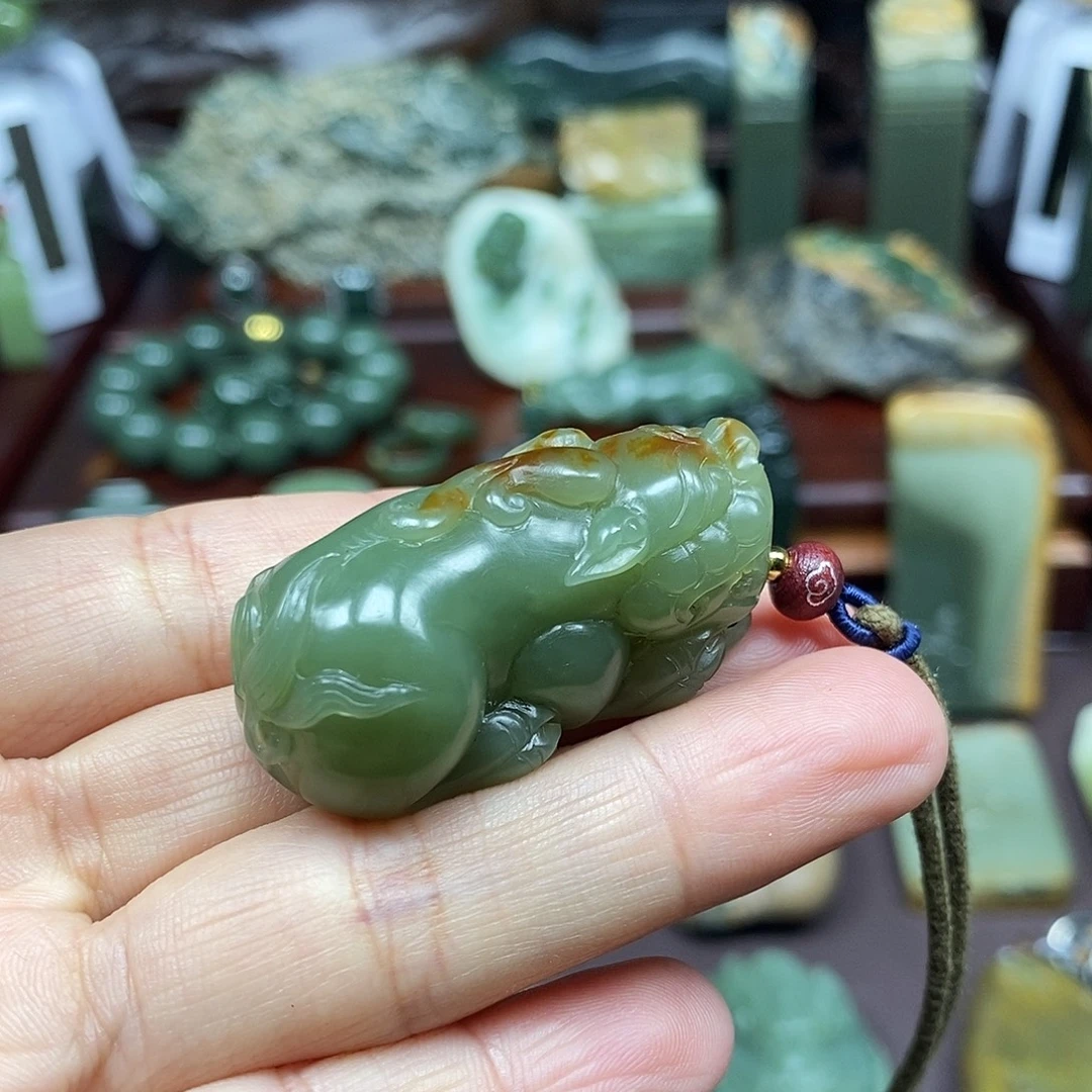 骑***糖岫岩河磨玉（透闪石质玉）未镶嵌颈饰