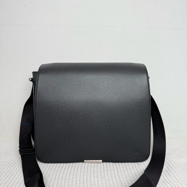 99新 LouisVuitton/路易威登 5269/男士经典黑色全皮邮差包