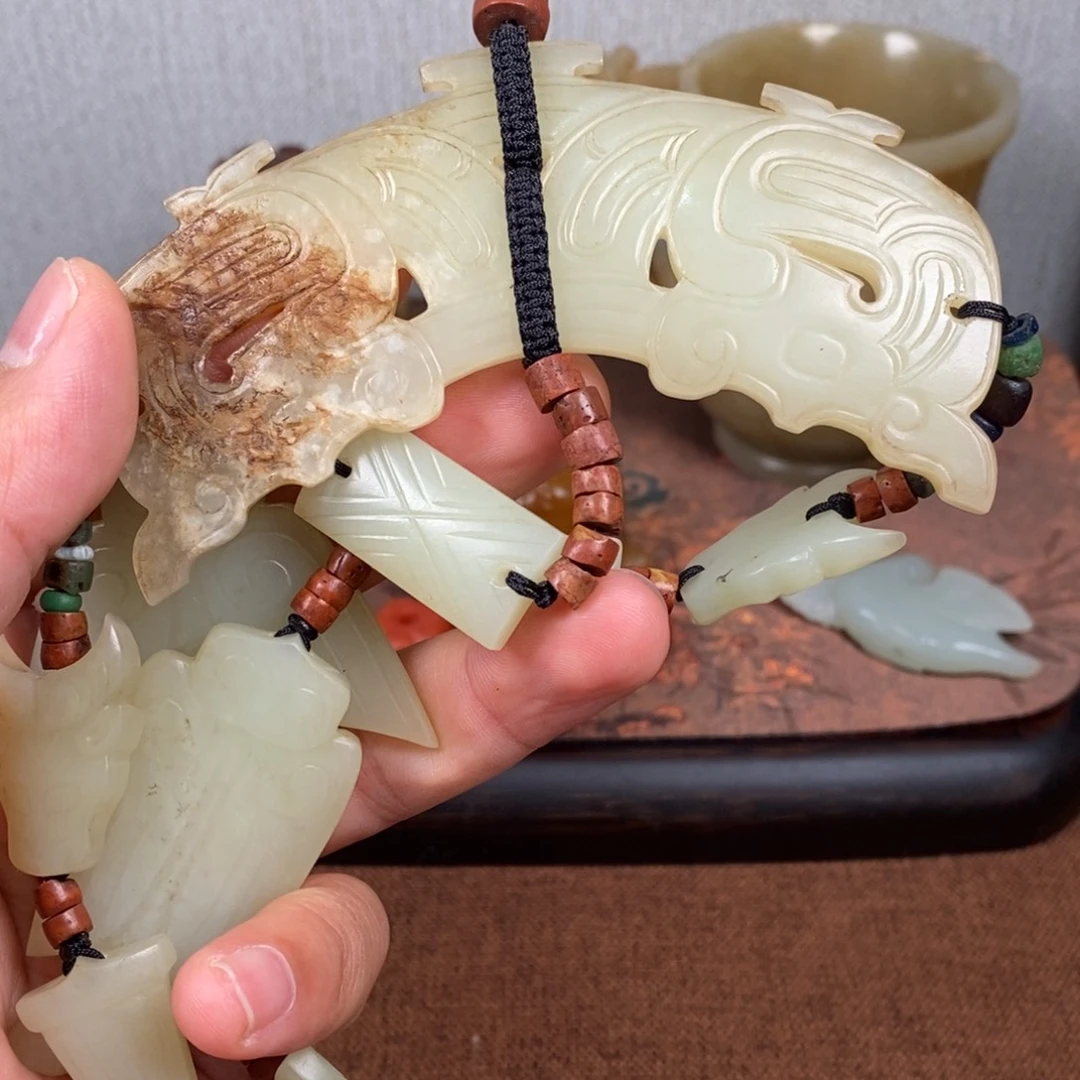 用***，非常精美的一套玉佩