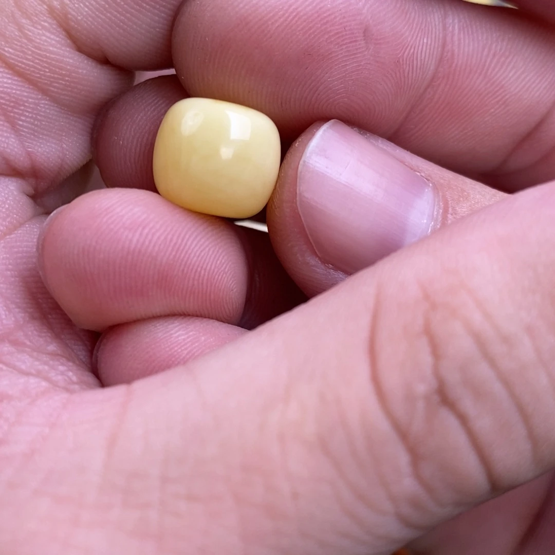 蜜蜡裸石未镶嵌隔**?