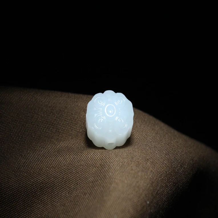 天然和田玉白玉如意背云 百搭配饰 尺寸：14.8/12/9mm，重量：2.82g