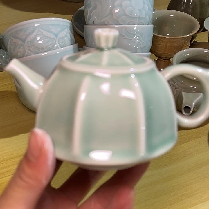 微瑕青釉八楞壶一只