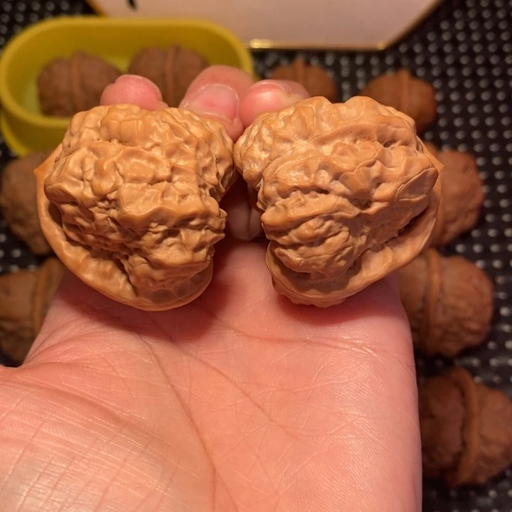 文玩核桃把件小掐腰超大腿鱼籽纹