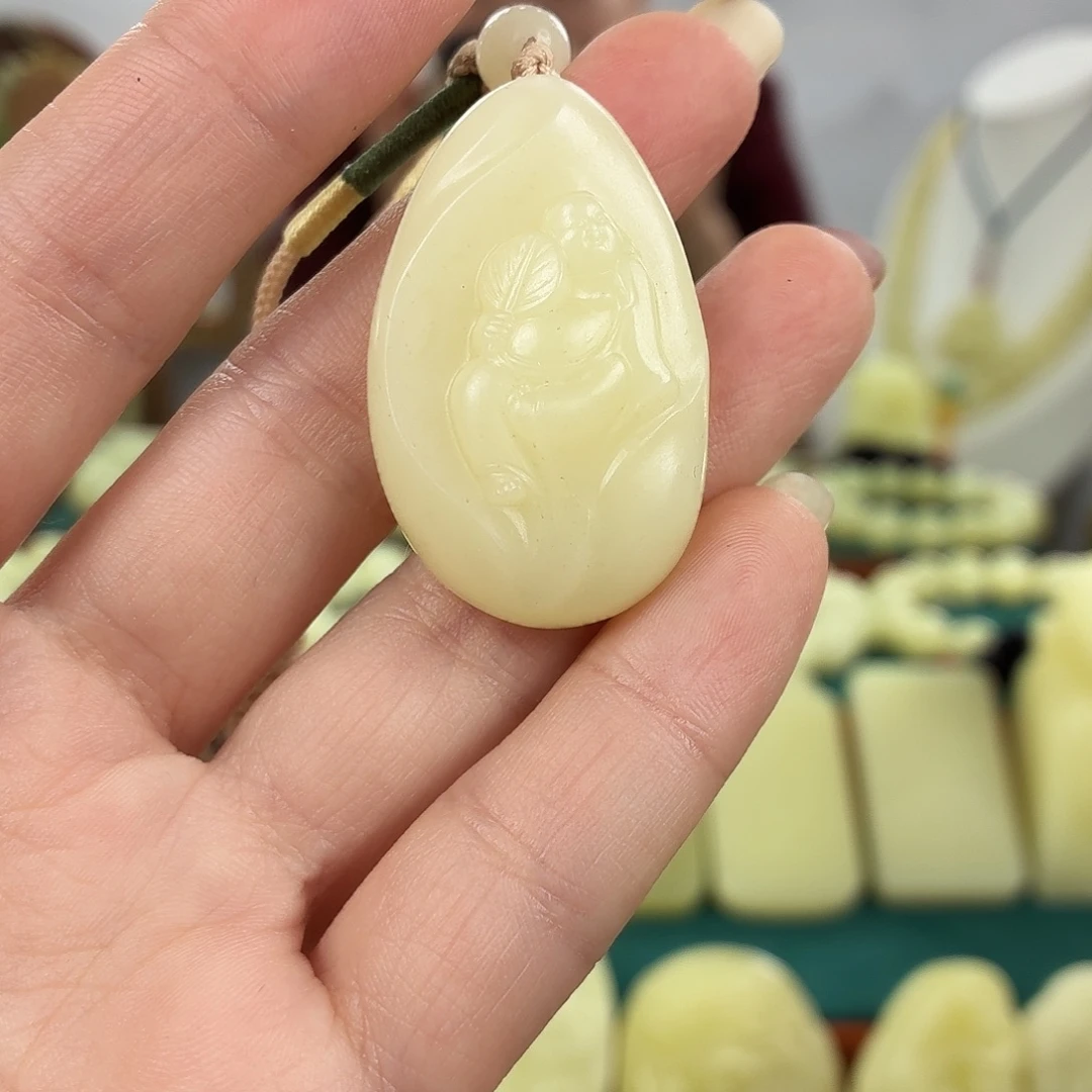 和田玉（黄玉）未镶嵌颈饰逍遥佛