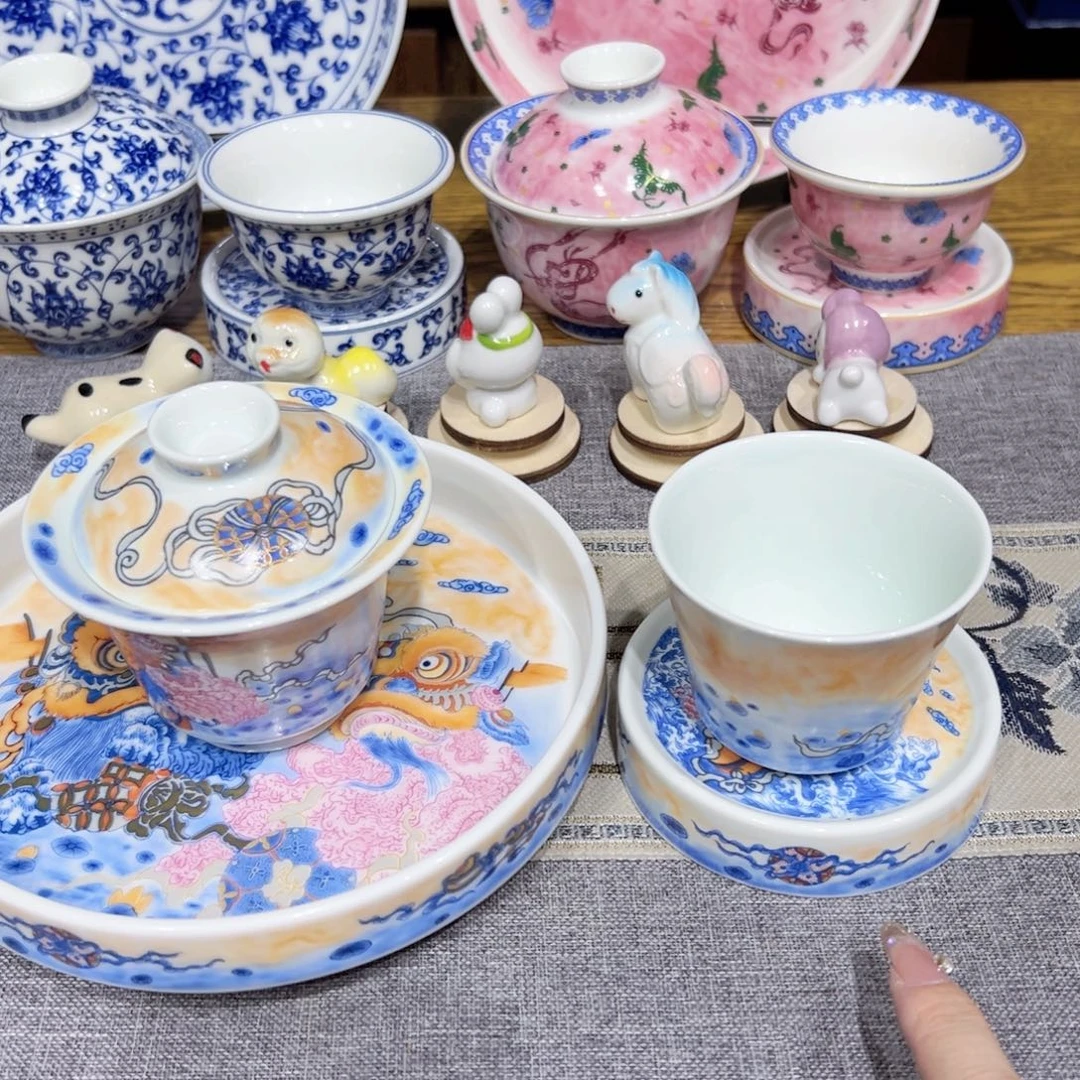 景德镇陶瓷艺术展在景德镇市博物厅