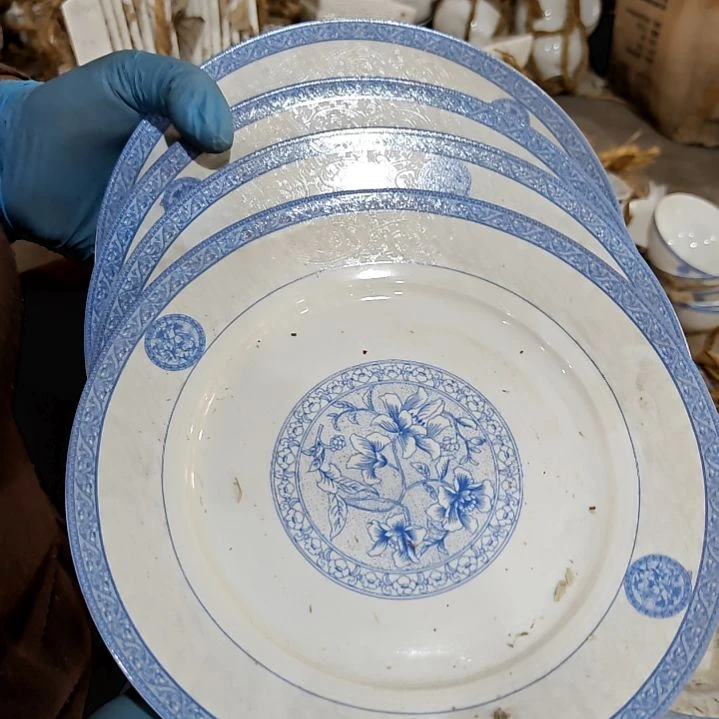 盘子碗茶壶啥都有