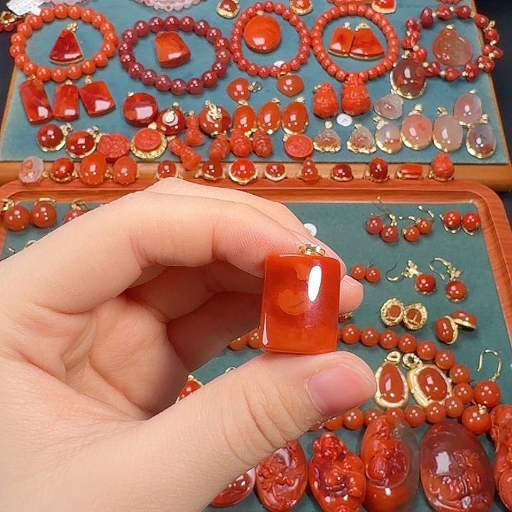 南红玛瑙18K金镶嵌吊坠