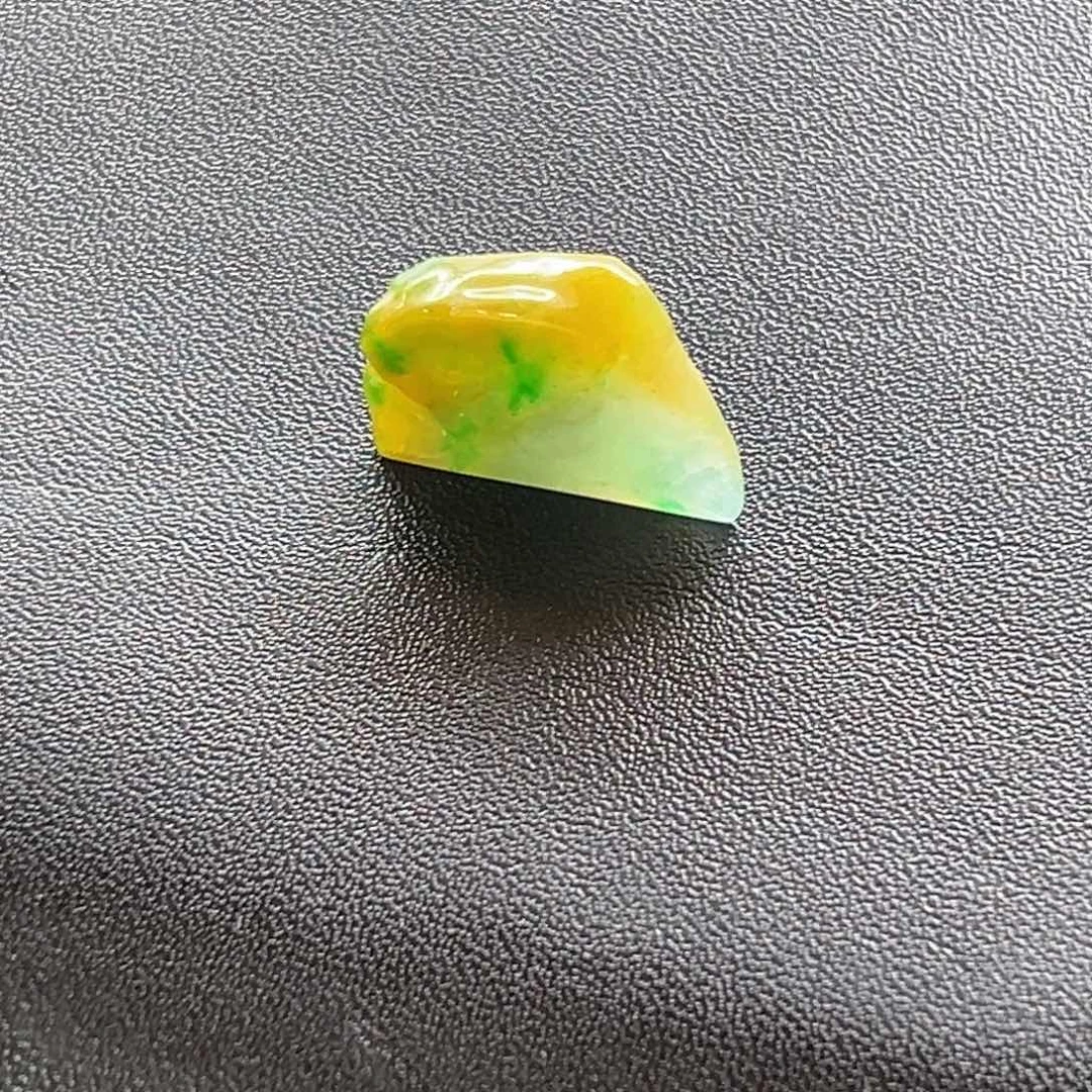 未镶嵌定制翡翠三彩黄加绿随形