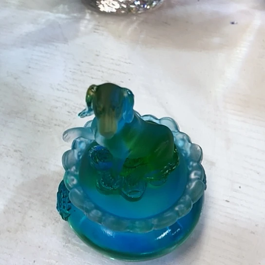 琉璃花瓶高9厘米宽9厘米