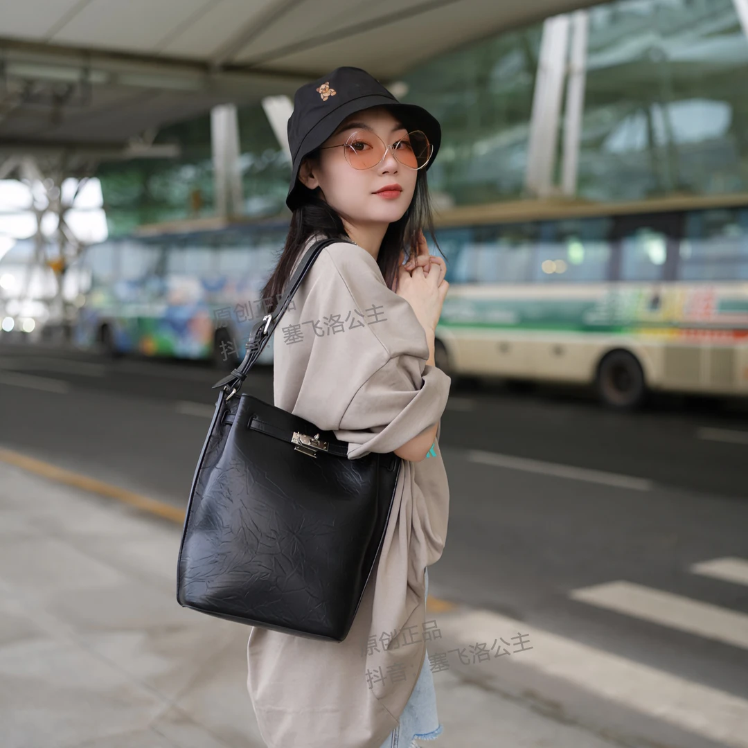 【CEFIRO · CiCi】春夏休闲女士褶皱斜跨水桶包 WGG-1WA795-1101