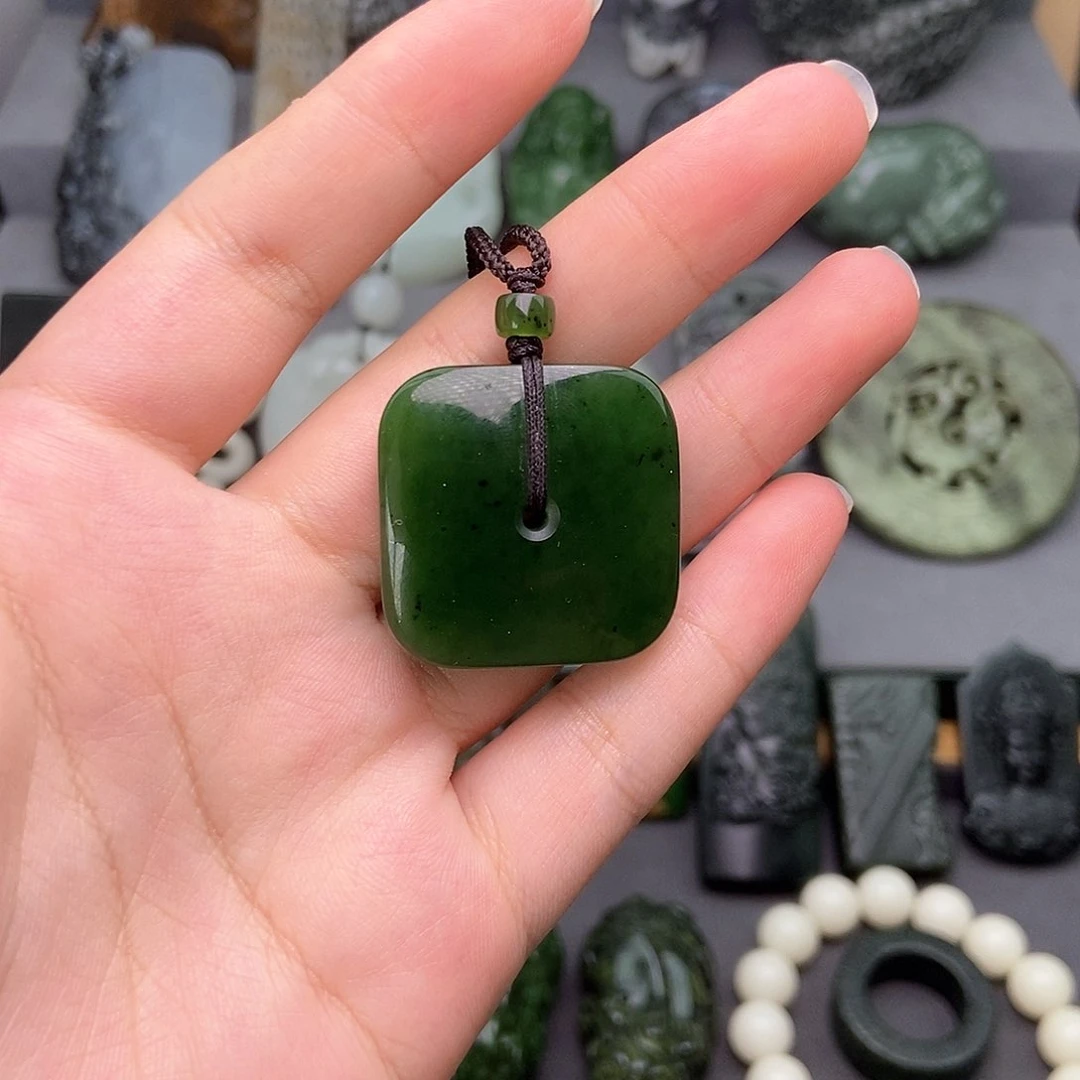 和田玉未镶嵌颈饰卡**瓦