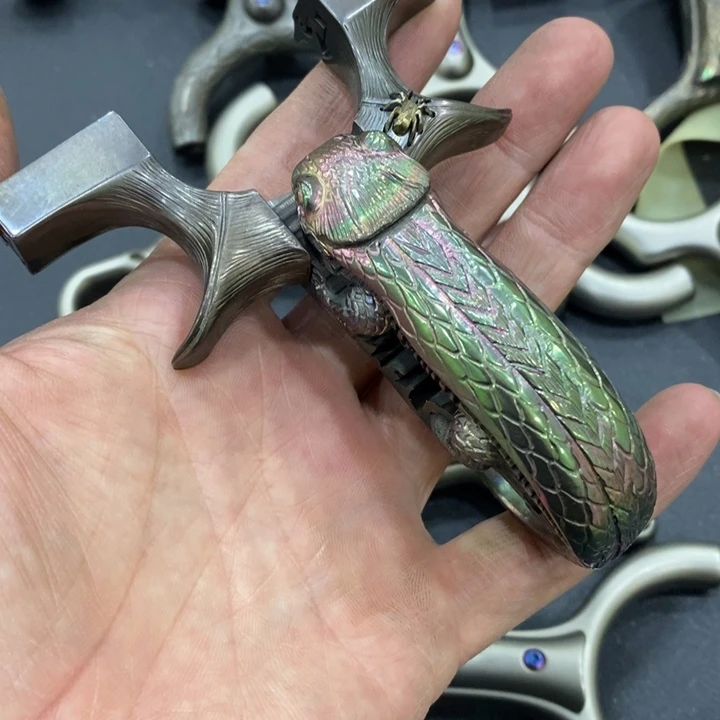 用***490-25钛合金雕刻变色龙