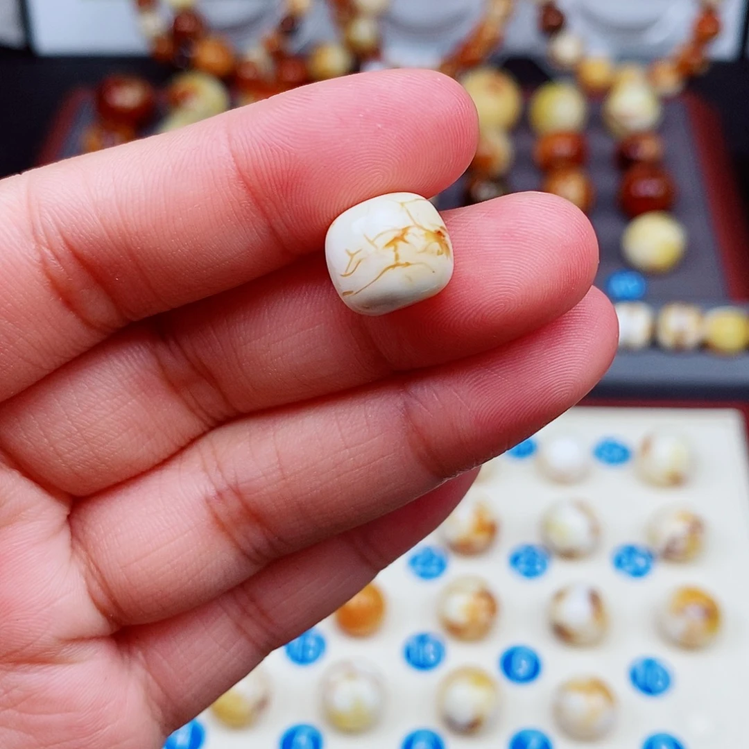 未镶嵌蜜蜡裸石人**.蜜蜡