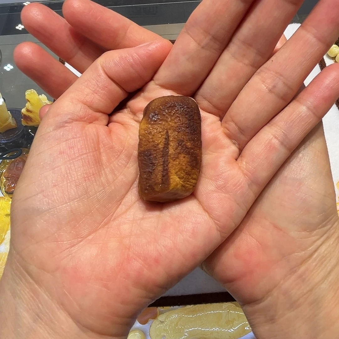 琥珀未镶嵌颈饰原石吊坠