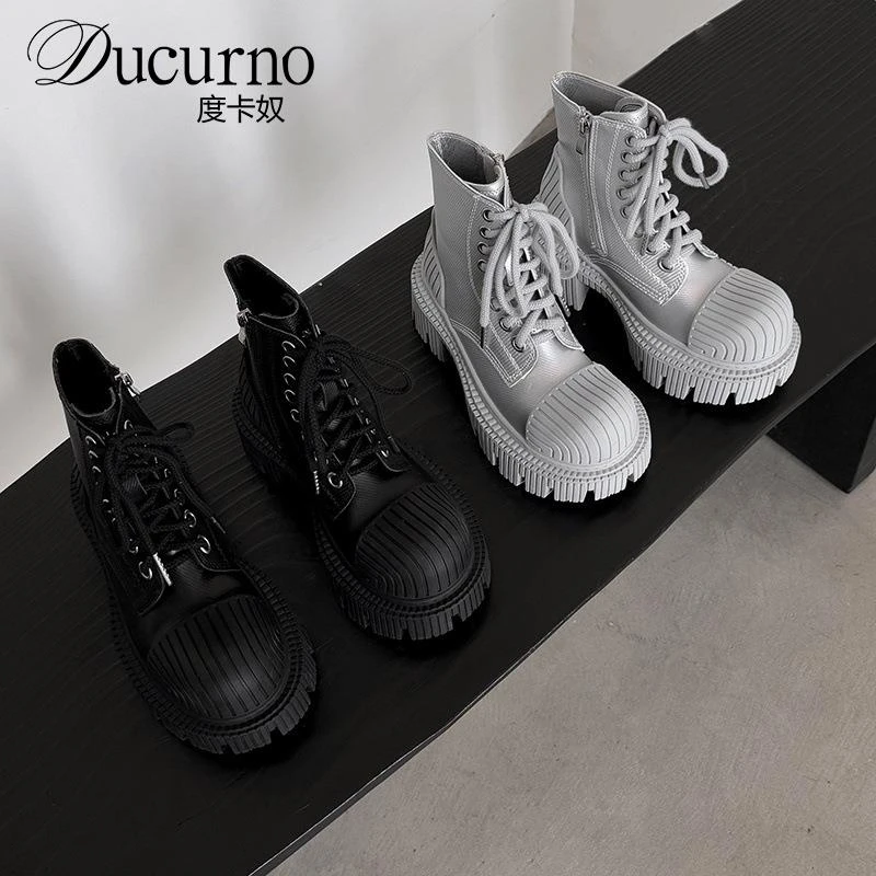 DUCURNO十字花齿轮厚底机车靴女个性潮流马丁靴前系带圆头小短靴