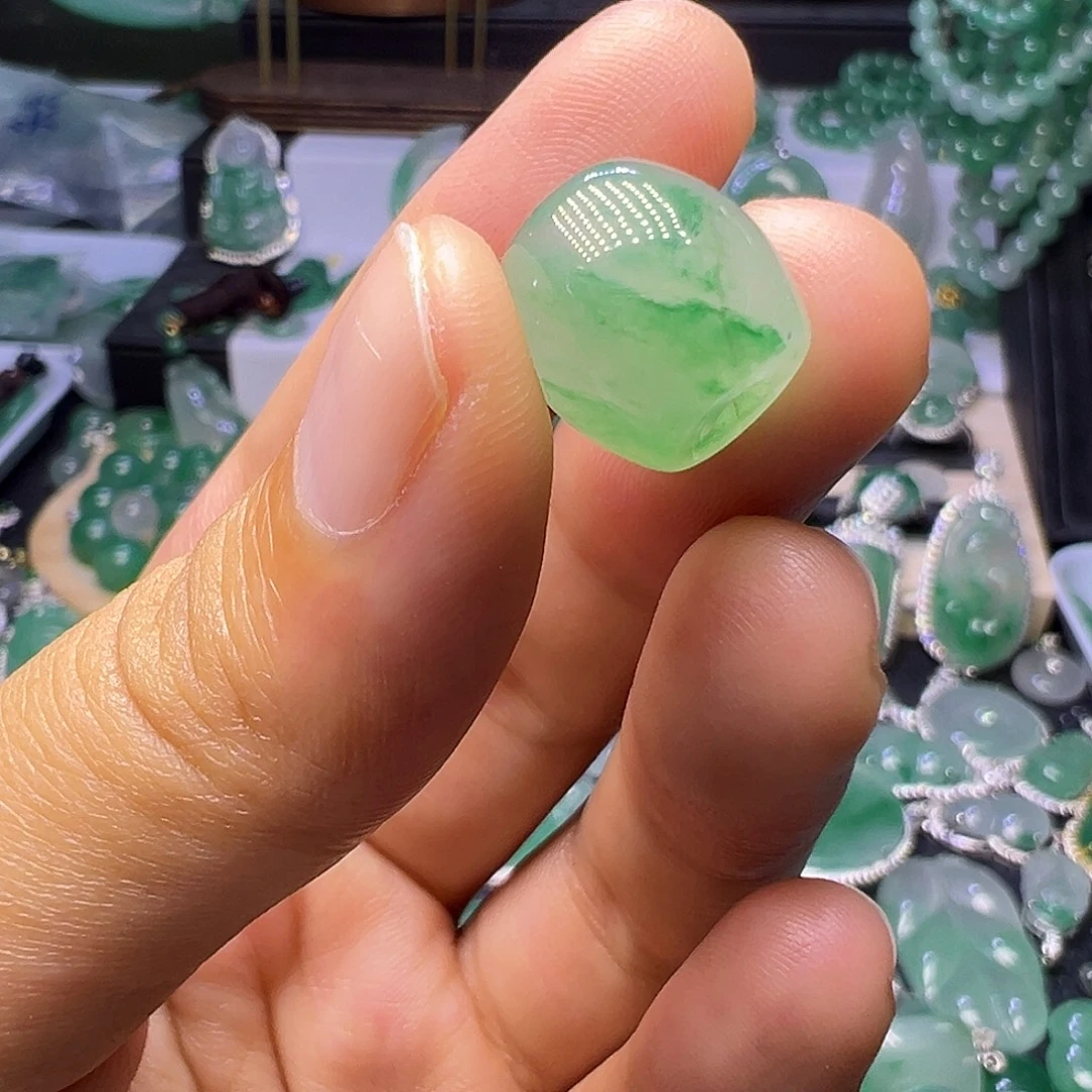 石英质玉（非洲翠）未镶嵌颈饰