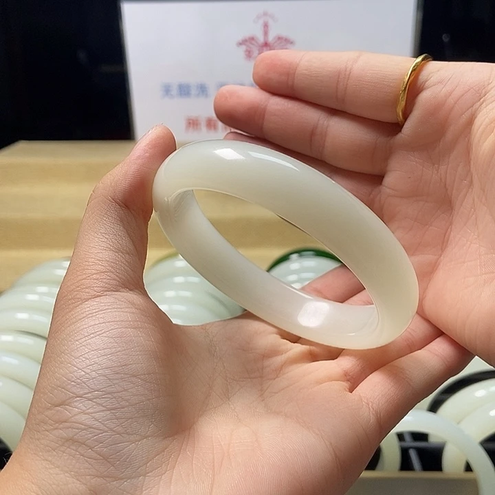 爱***量63圈口正圈手镯暖白色