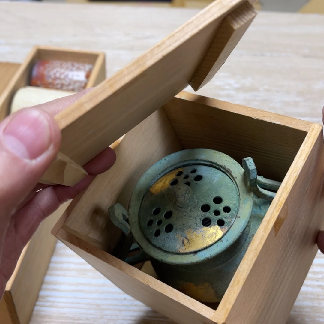 瓷片一*密密麻麻地排列着一个