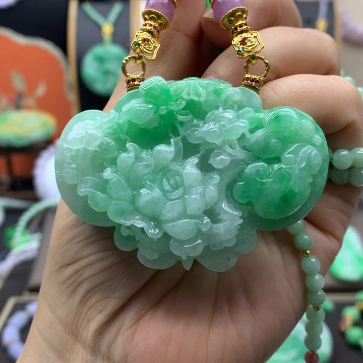 翡翠未镶嵌吊坠(赠链)