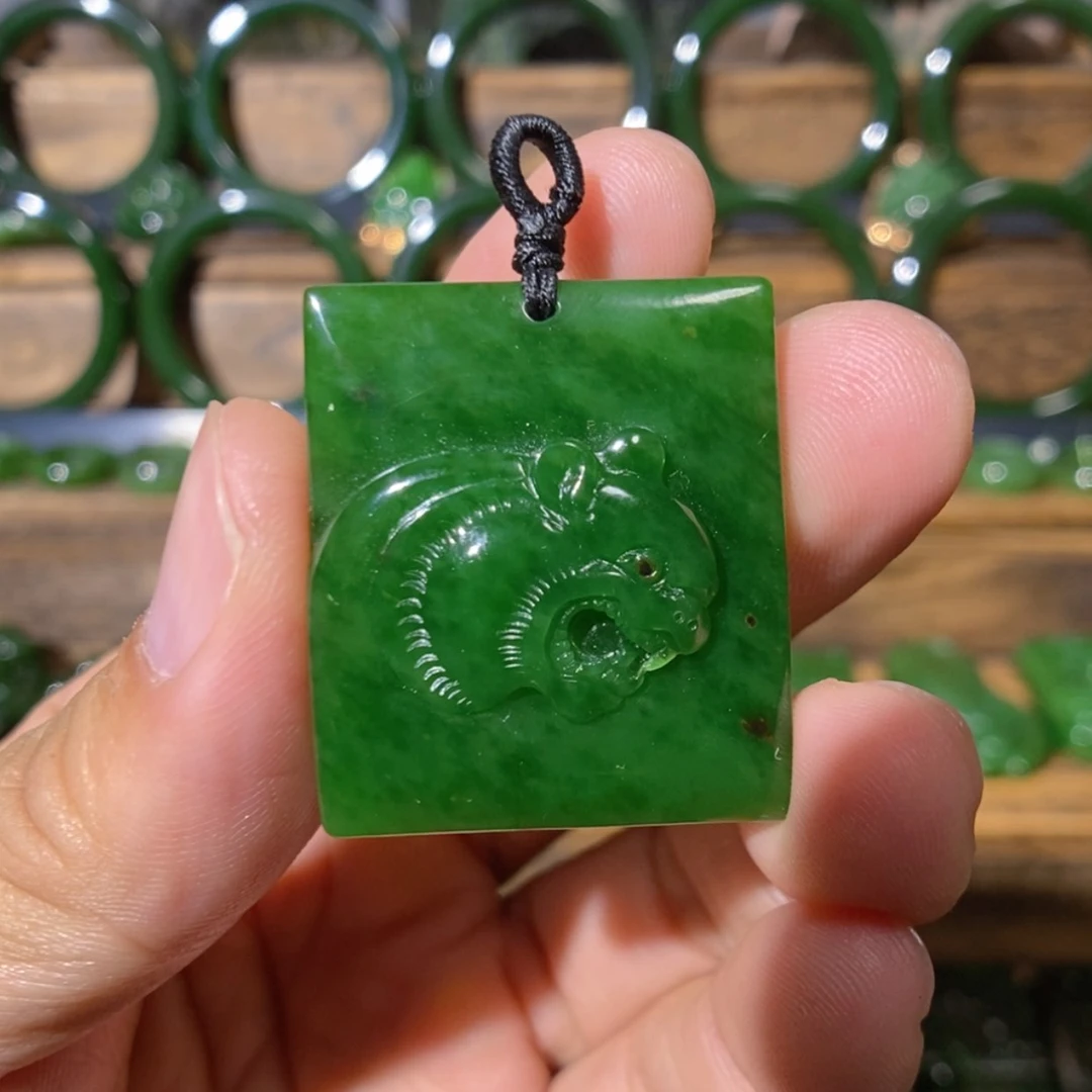 【闪购商品】吊坠(不含链)未镶嵌和田玉俄七红皮菠菜绿虎