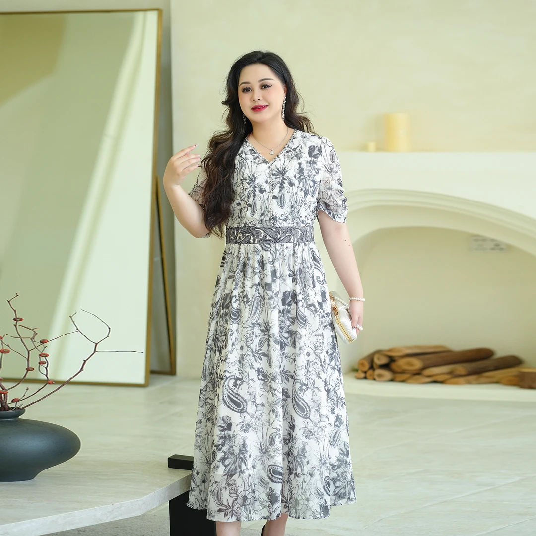 【山间慕夏】大码女装连衣裙2025夏季新款显瘦遮肚时尚V领碎花裙