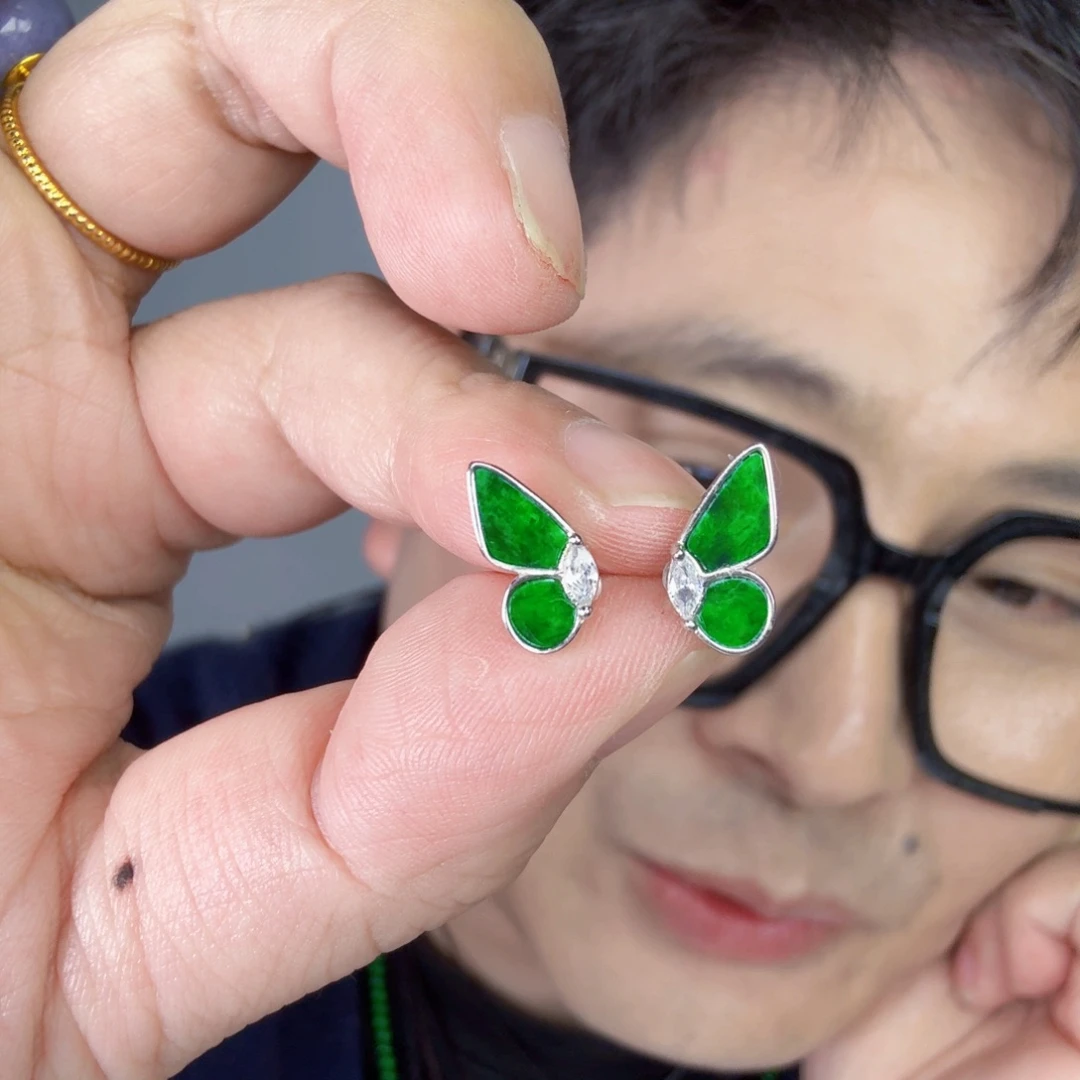 翡翠未镶嵌颈饰一对