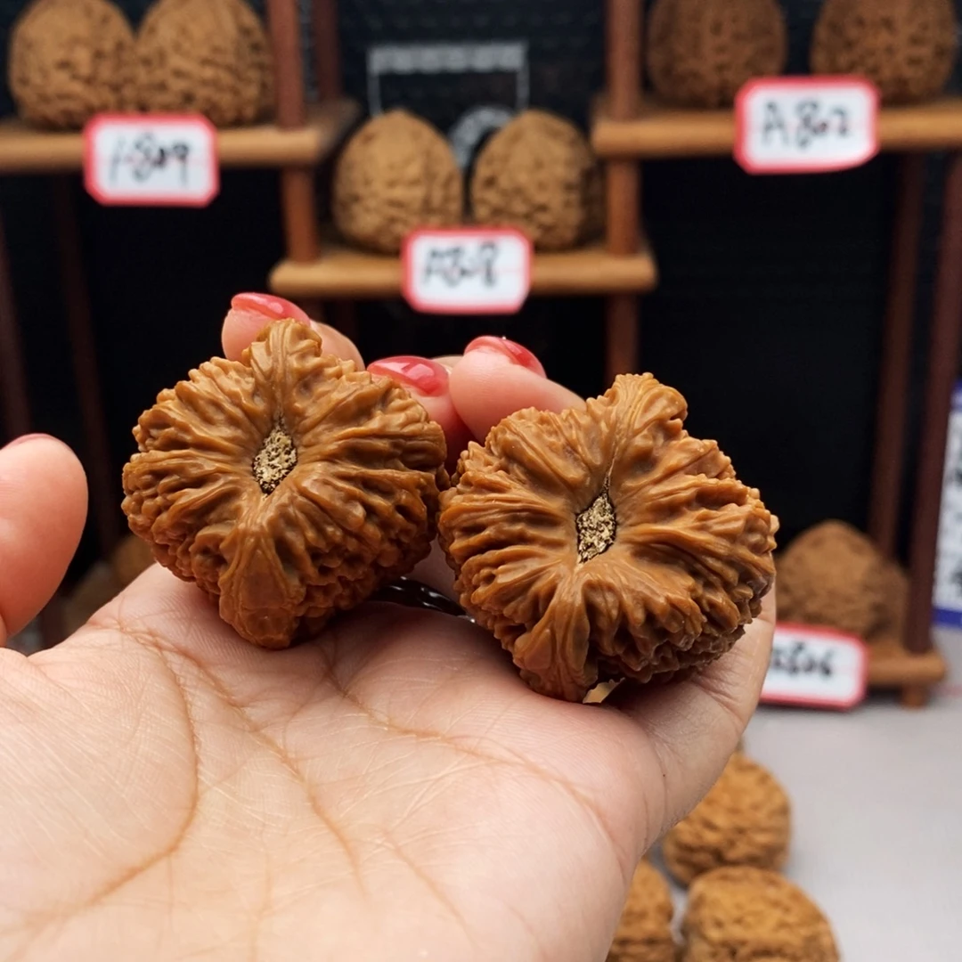 文玩核桃吊坠南疆9卡姿兰大眼睛