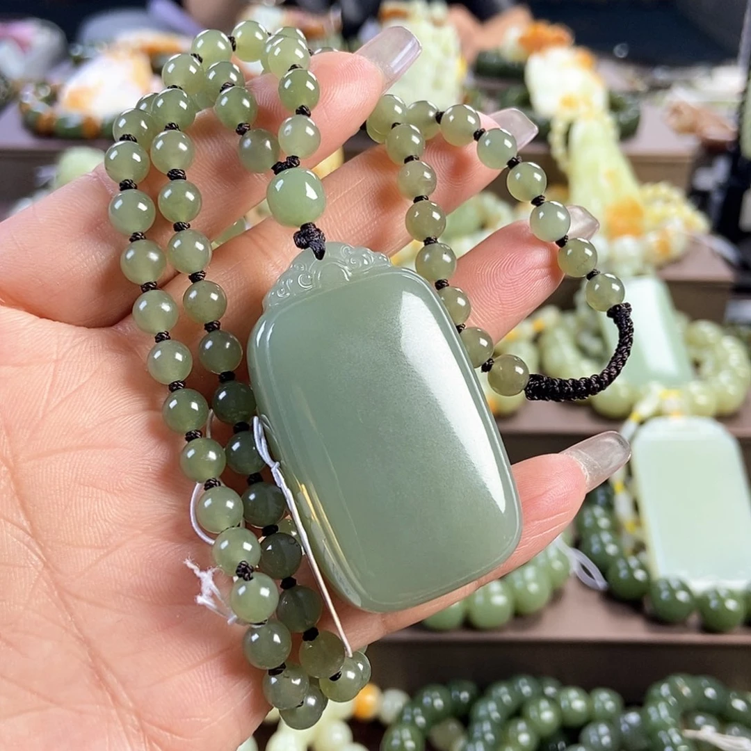 爱***我透闪石质玉未镶嵌颈饰