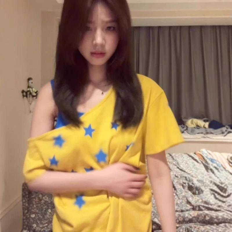 美式多巴胺黄色星星斜露肩吊带短袖T恤女夏季宽松慵懒风潮牌上衣