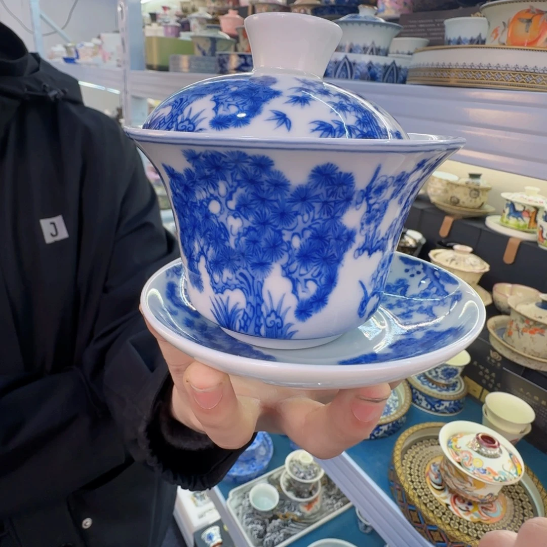 这些盖碗很漂亮我很喜欢！！