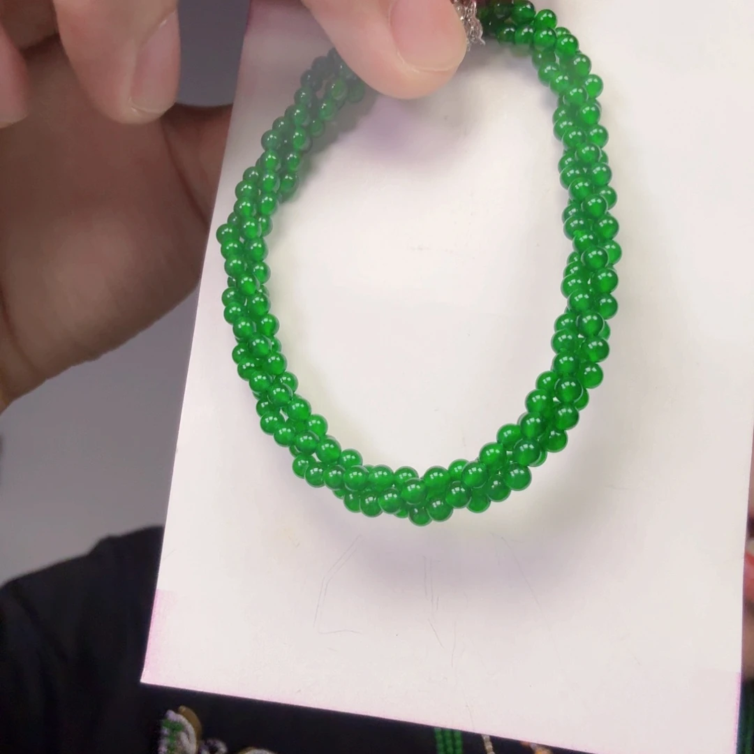 颈饰未镶嵌翡翠一件