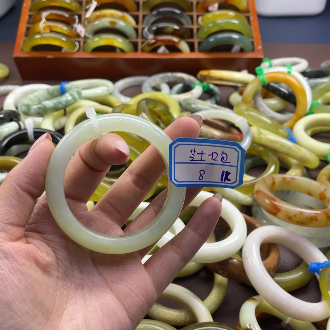 芝***包蛇纹石玉未镶嵌手镯