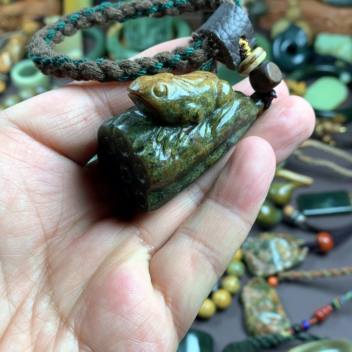 吊坠(赠链)未镶嵌岫岩河磨玉（透闪石质玉）