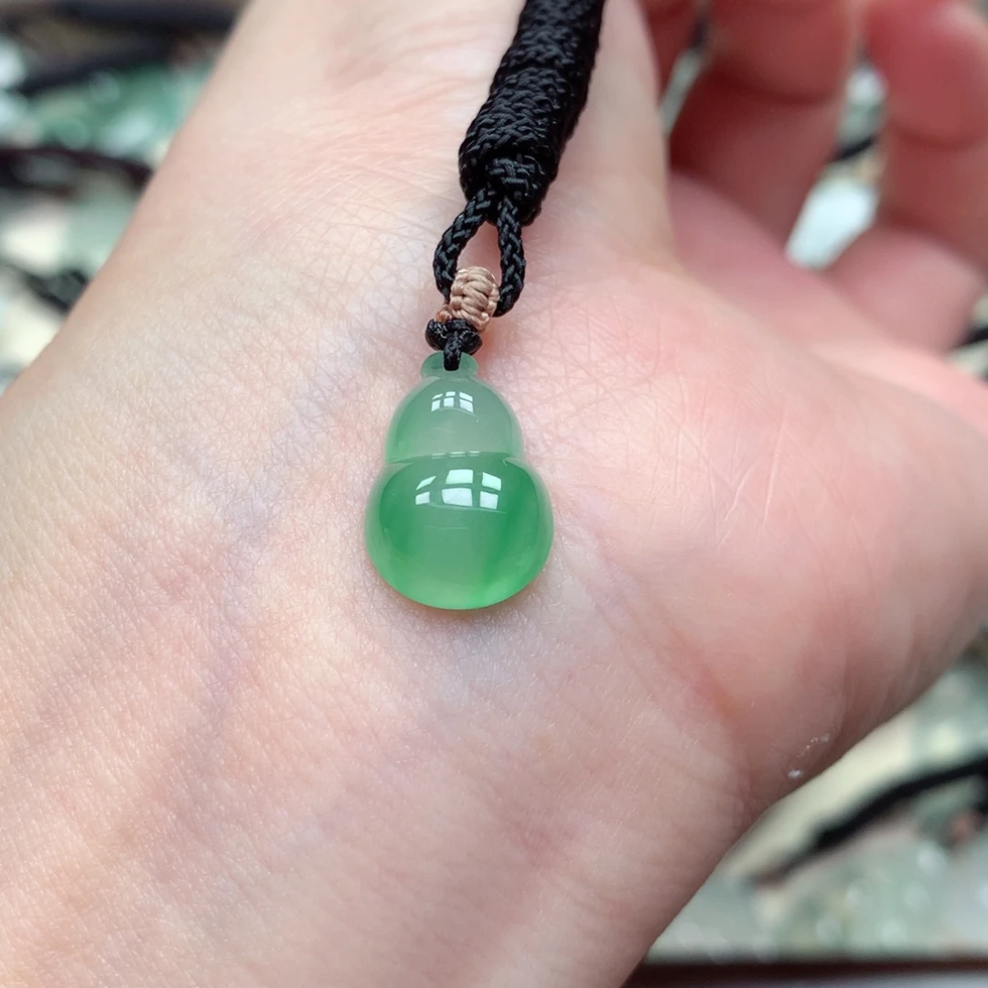 翡翠未镶嵌颈饰葫芦