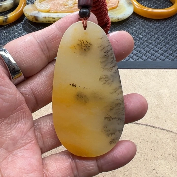 石英质玉（黄龙玉）颈饰未镶嵌