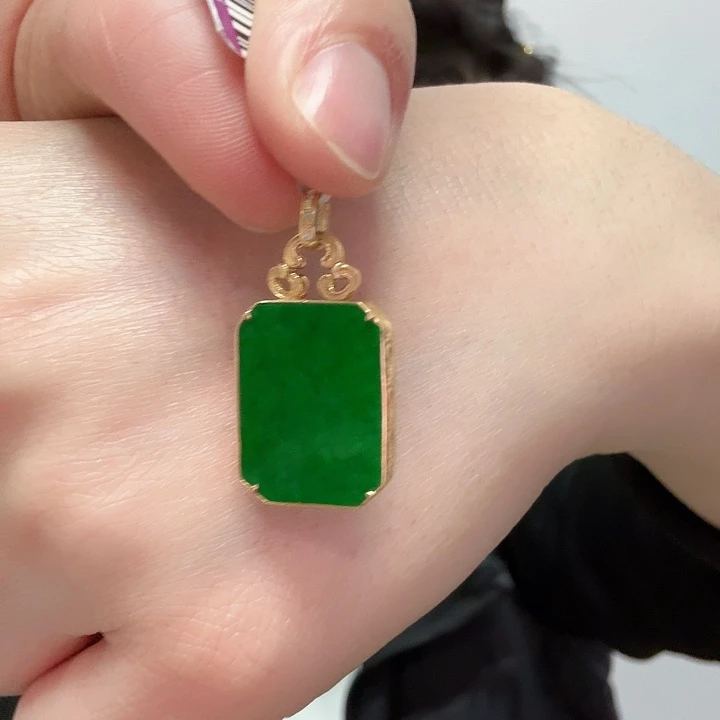 颈饰18K金镶嵌翡翠仓库