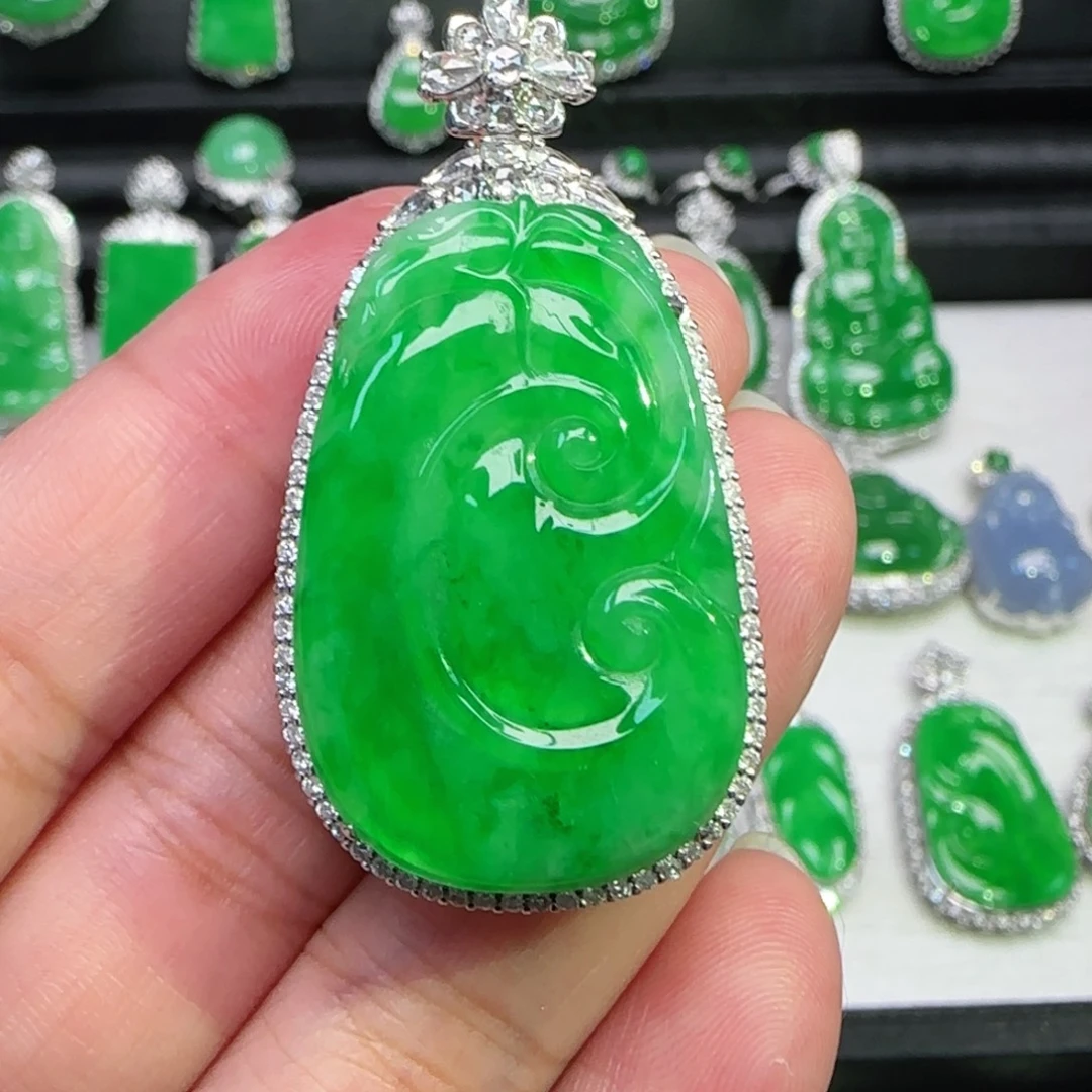 翡翠18K金镶嵌颈饰吊坠