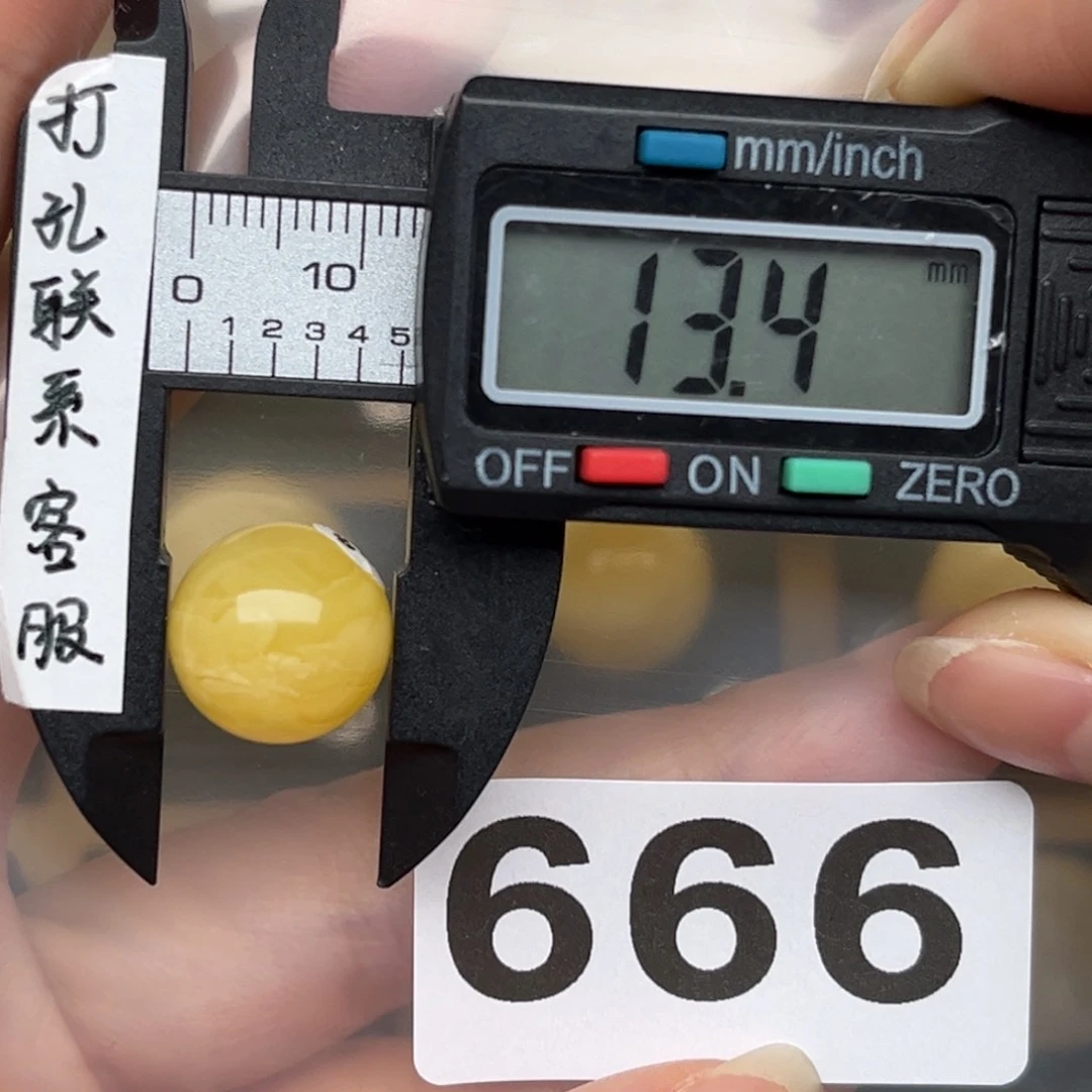 蜜蜡裸石未镶嵌阿*蜜蜡