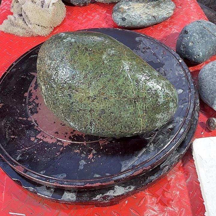 君***辉蛇纹石玉足银镶嵌藏玉药王石精美摆件