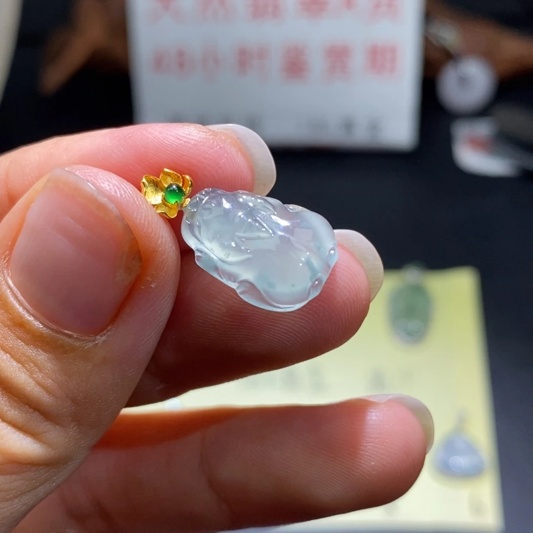 翡翠18K金镶嵌颈饰吊坠