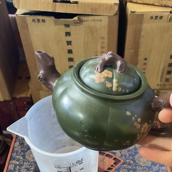 紫砂茶壶手工制作的一把紫砂壶。