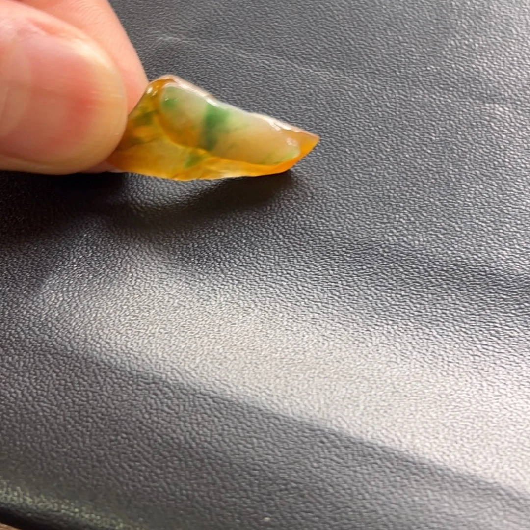 定制翡翠未镶嵌黄加绿三彩吊坠