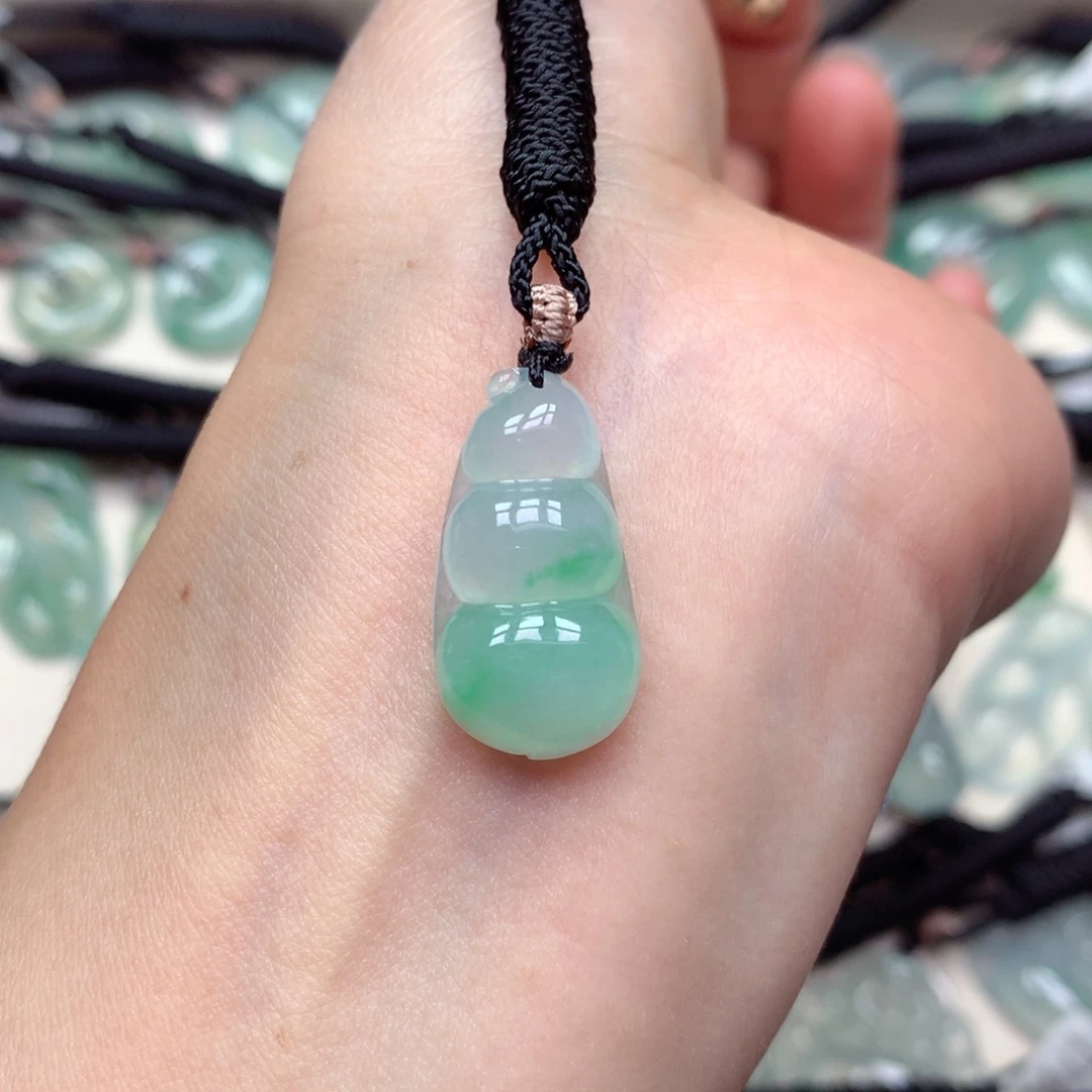 翡翠未镶嵌颈饰福豆