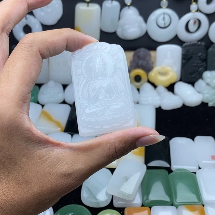 短****石英质玉未镶嵌颈饰