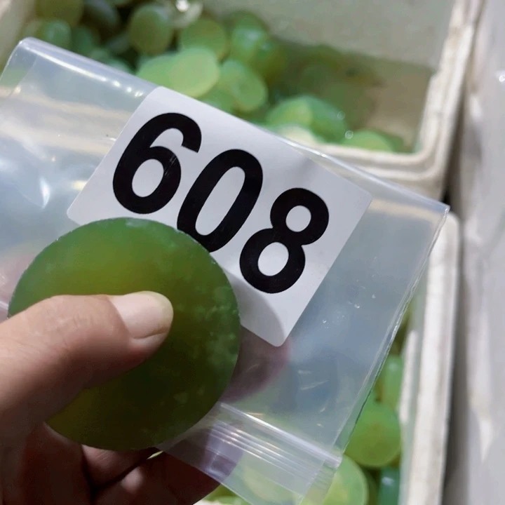 未镶嵌蛇纹石玉珠宝半成品