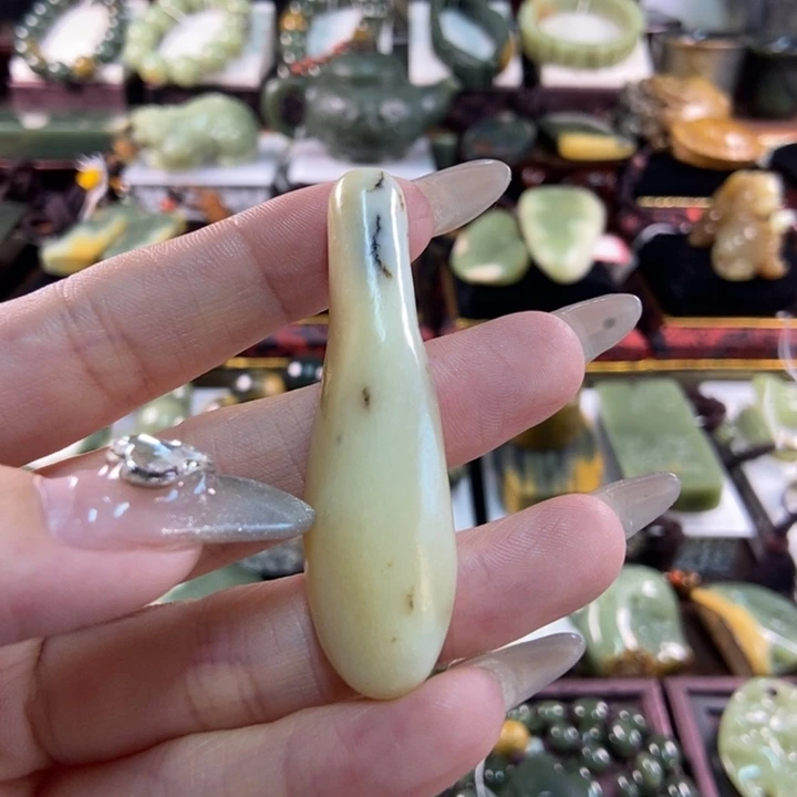 颈饰未镶嵌岫岩老玉（透闪石质玉）