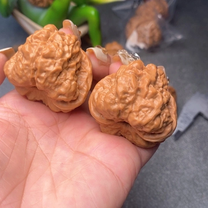 文玩核桃吊坠大**良娃娃40.05