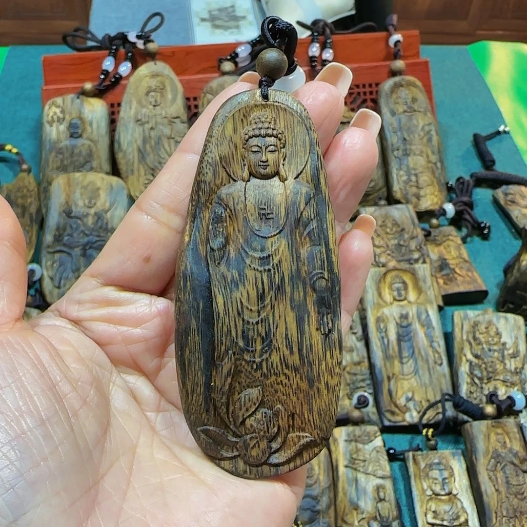 沉香吊坠海南白奇乌身老料雕刻大日如来带绳17.3克